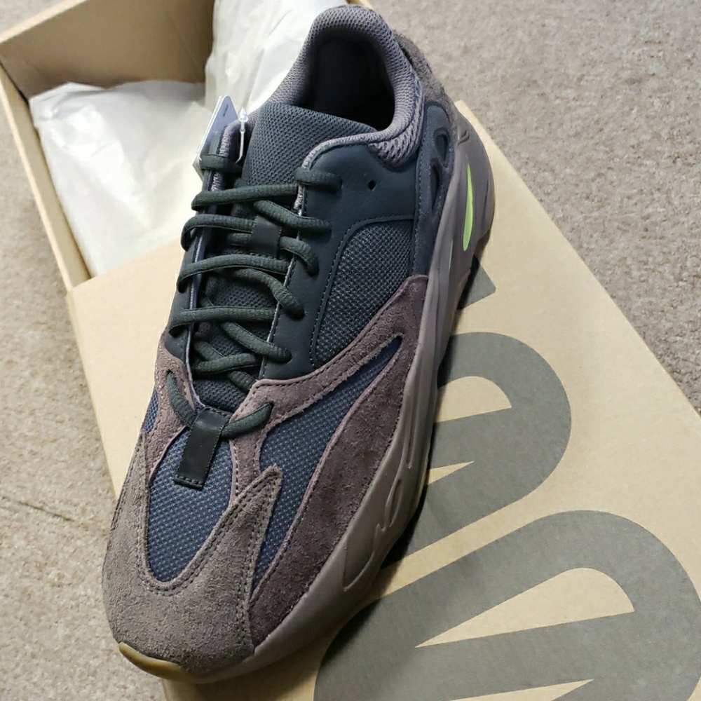 Yeezy 700 Mauve Size 11 NWT
